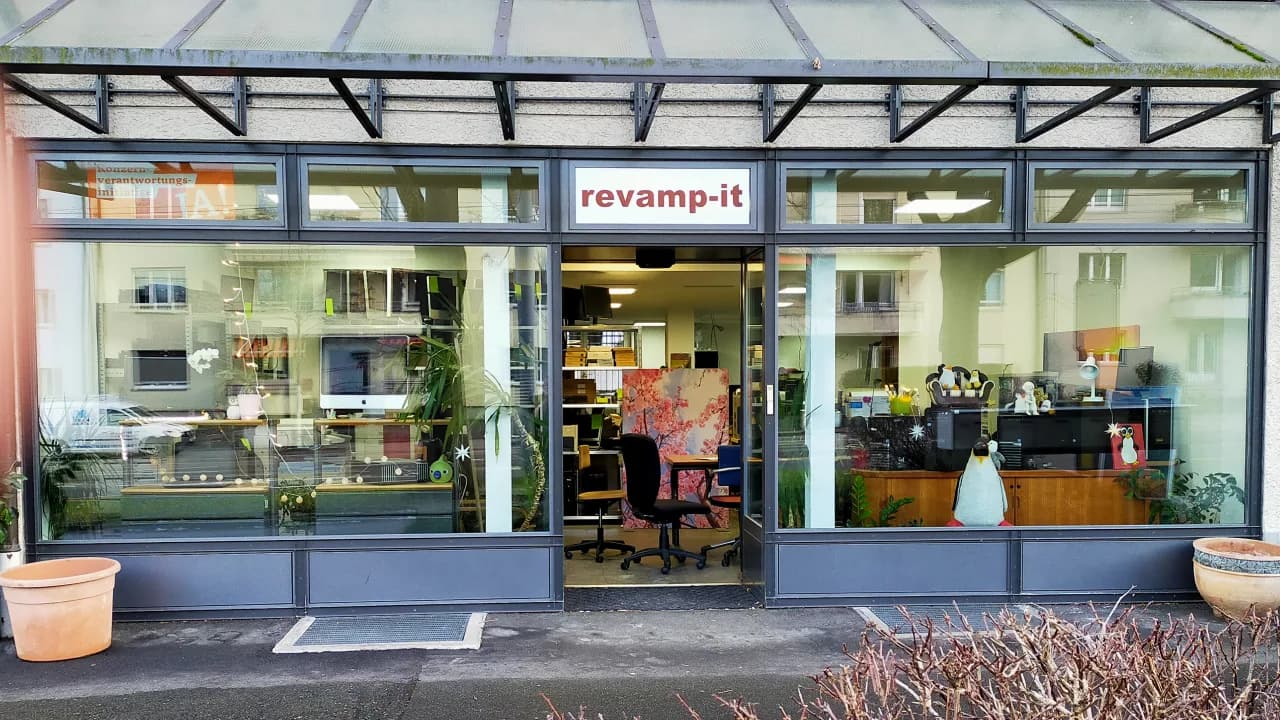 Revamp-IT Schaufenster mit Computern und Geräten