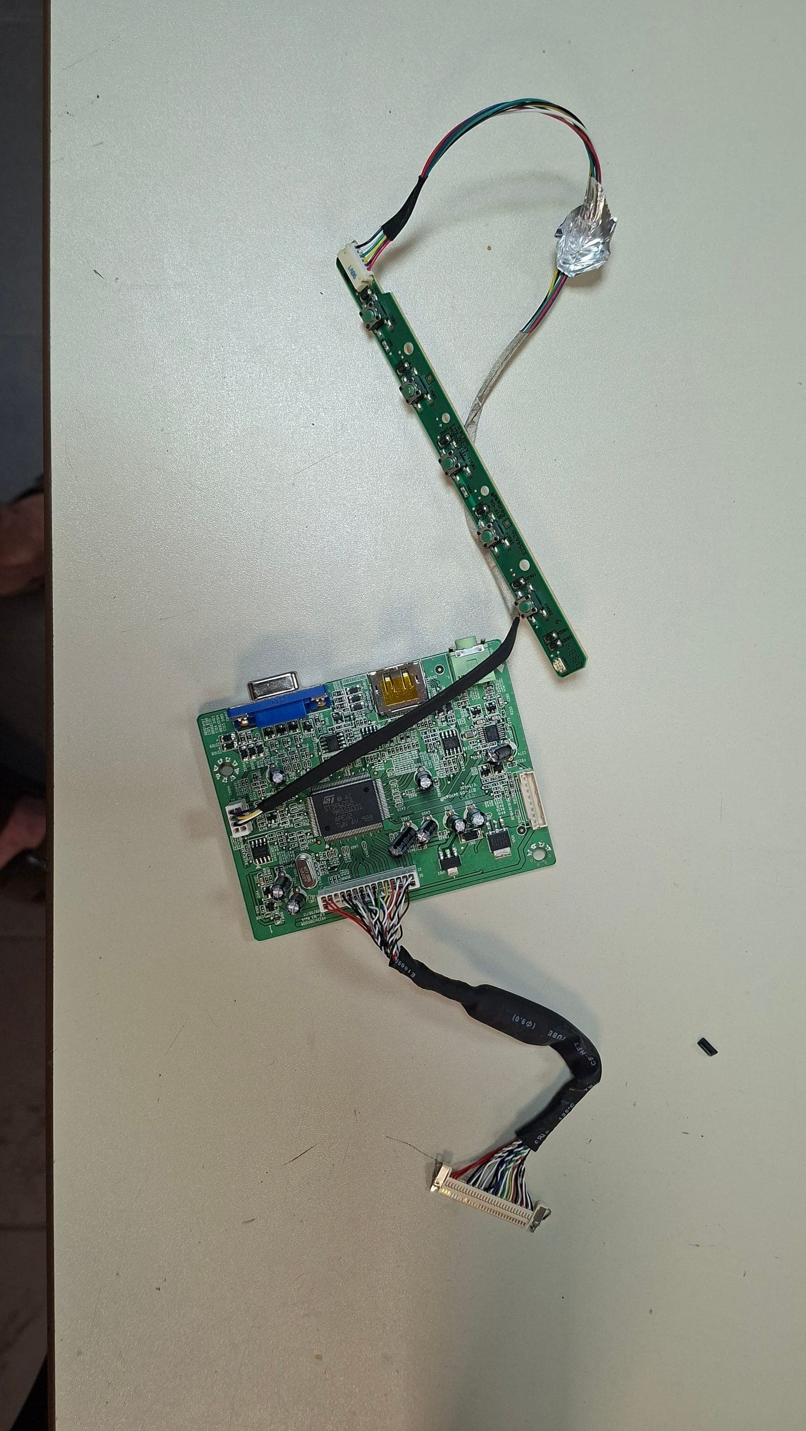 Elektronik ausgebreitet: Logicboard (rechts), Tasten-Print (links) und Verbindungskabel. Bei den meisten Modellen bleibt das Logicboard im Gehäuse — nur eine kleine Modifikation am Netzteil ist nötig.