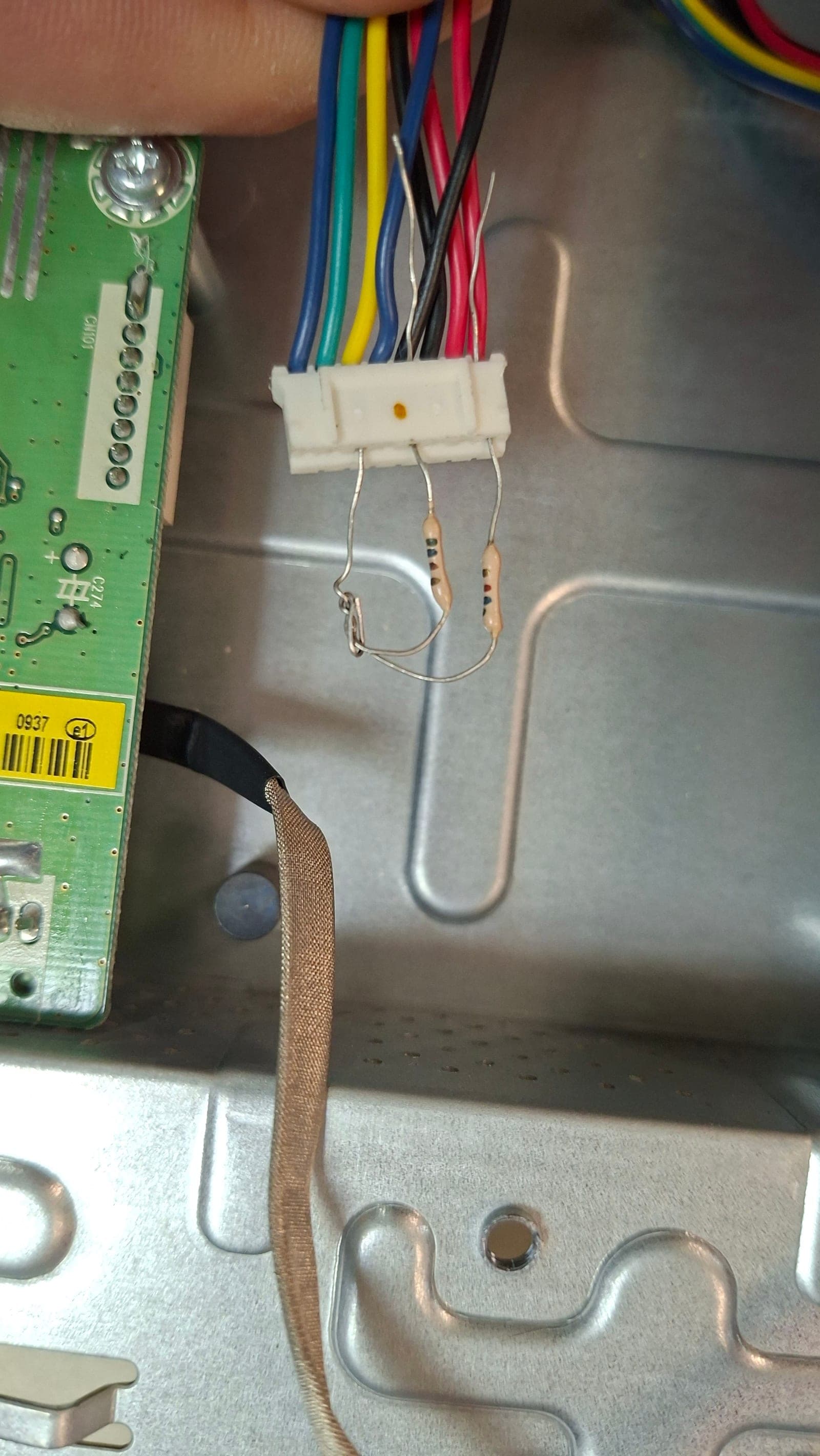 Der Standby-Bypass: zwei Widerstände als Spannungsteiler, direkt am Stecker zum Netzteil-Pin verlötet. Damit bleibt die Leuchte dauerhaft an, statt nach Minuten in Standby zu wechseln. Lösung entwickelt von Benjamin Ernst (ReCreaZZZ).