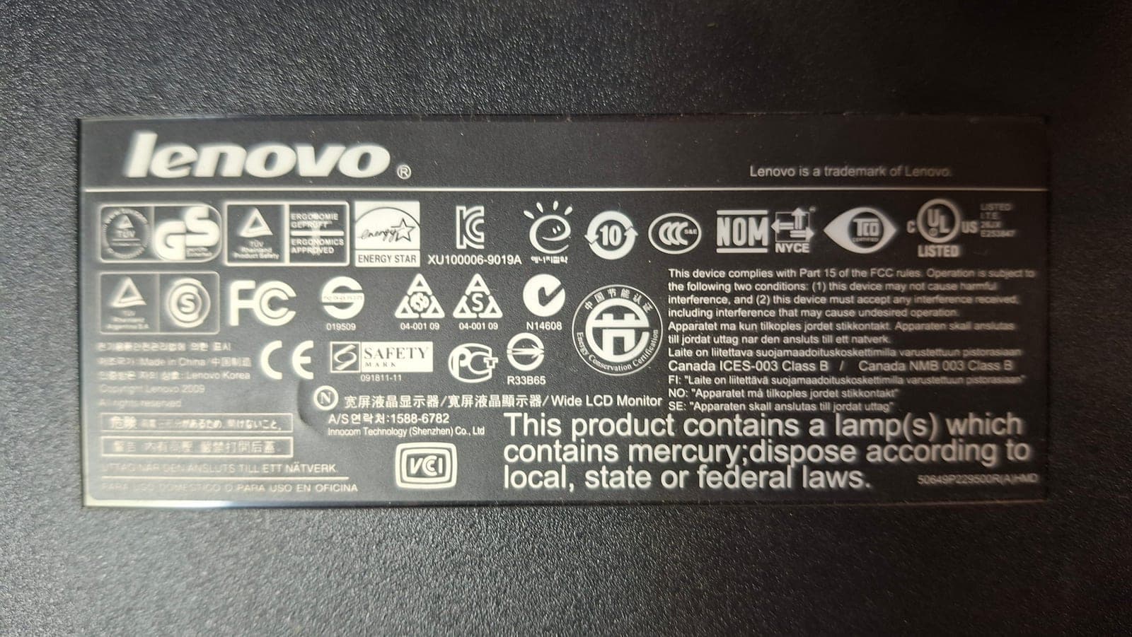 Quellgerät: Lenovo Wide LCD Monitor, FCC/CE/RoHS-Etikett auf der Rückseite. Hergestellt in Korea, Lenovo 2009.