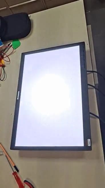 Fertiges Resultat. Der Monitor leuchtet als gleichmässiges Lichtpanel, mit dem ursprünglichen Gehäuse, ohne neue Plastikteile.