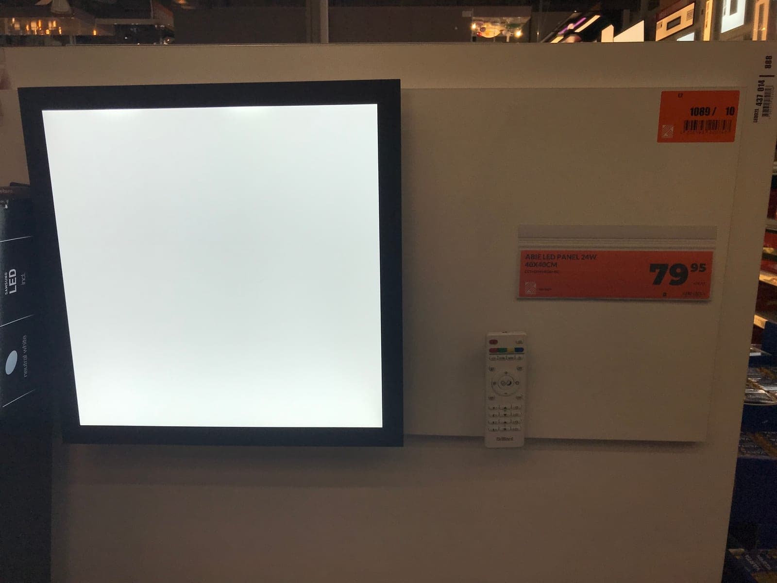 Brilliant ABIE LED Panel 24W 40×40 cm, CCT + DIM + RGB + Fernbedienung. Verkaufspreis CHF 79.95 im Jumbo Baumarkt. Aufgenommen 2026 im Filialregal.