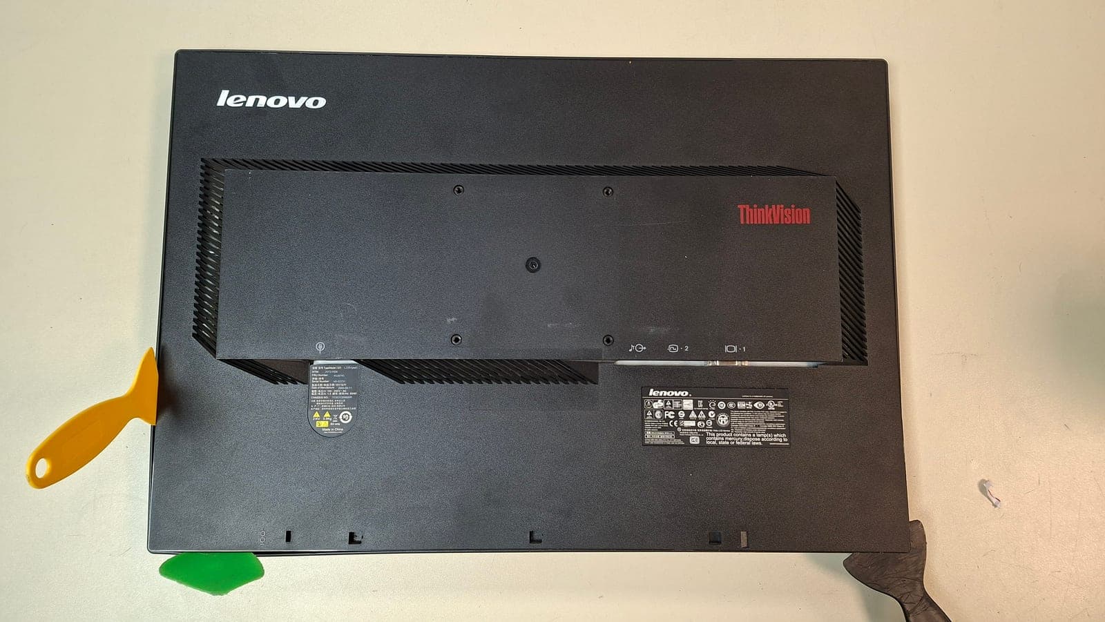 Lenovo L2251pwd mit abgenommenem äusserem Rahmen