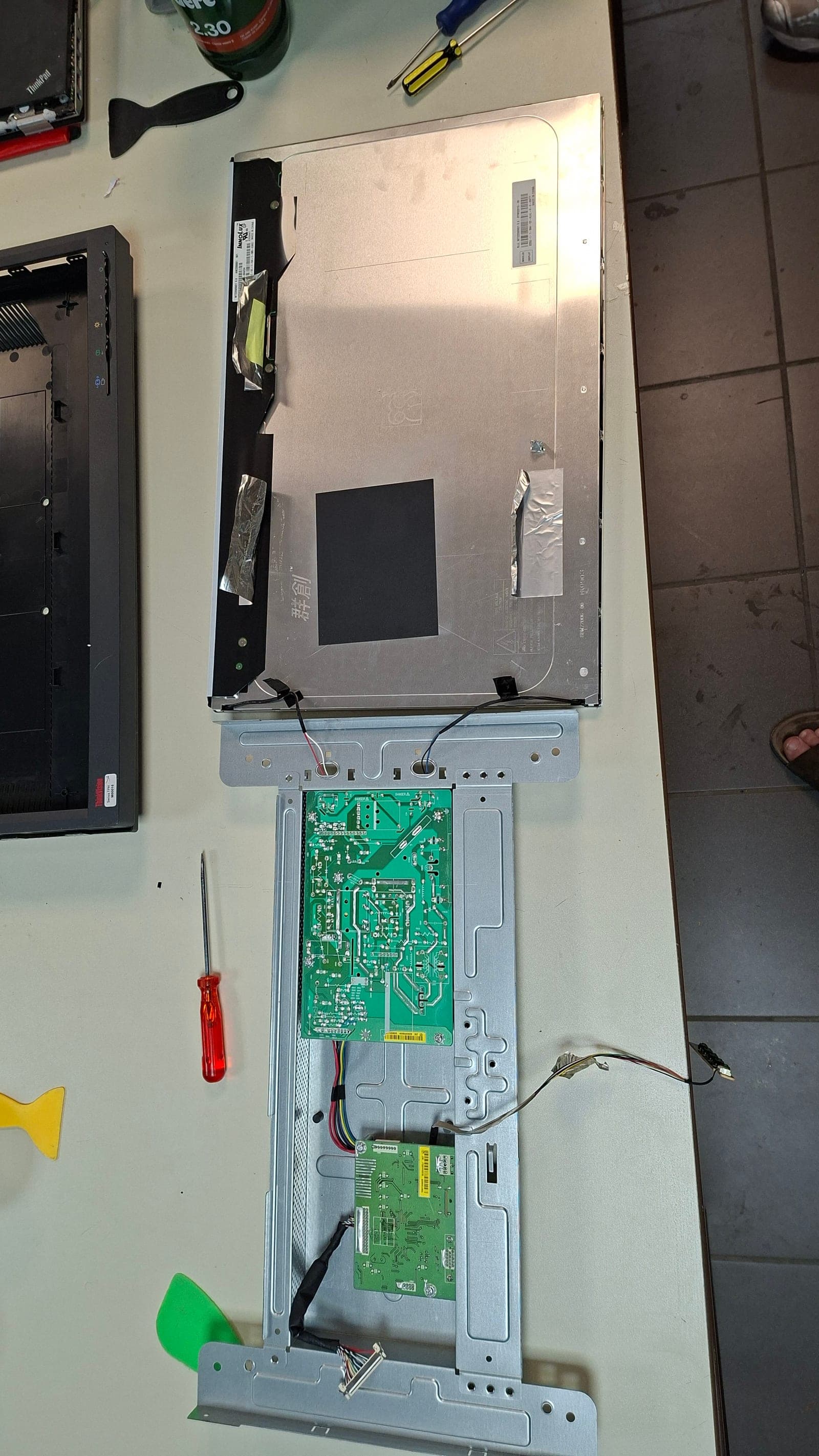 Abgenommenes Elektronik-Gehäuse mit sichtbarer Platine