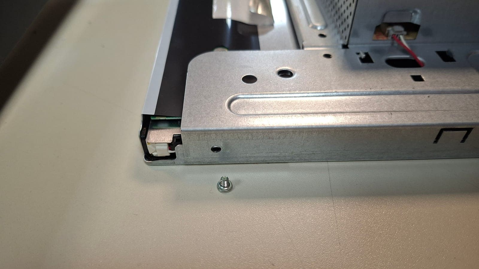 Geöffnetes Elektronik-Gehäuse auf der Monitor-Rückseite