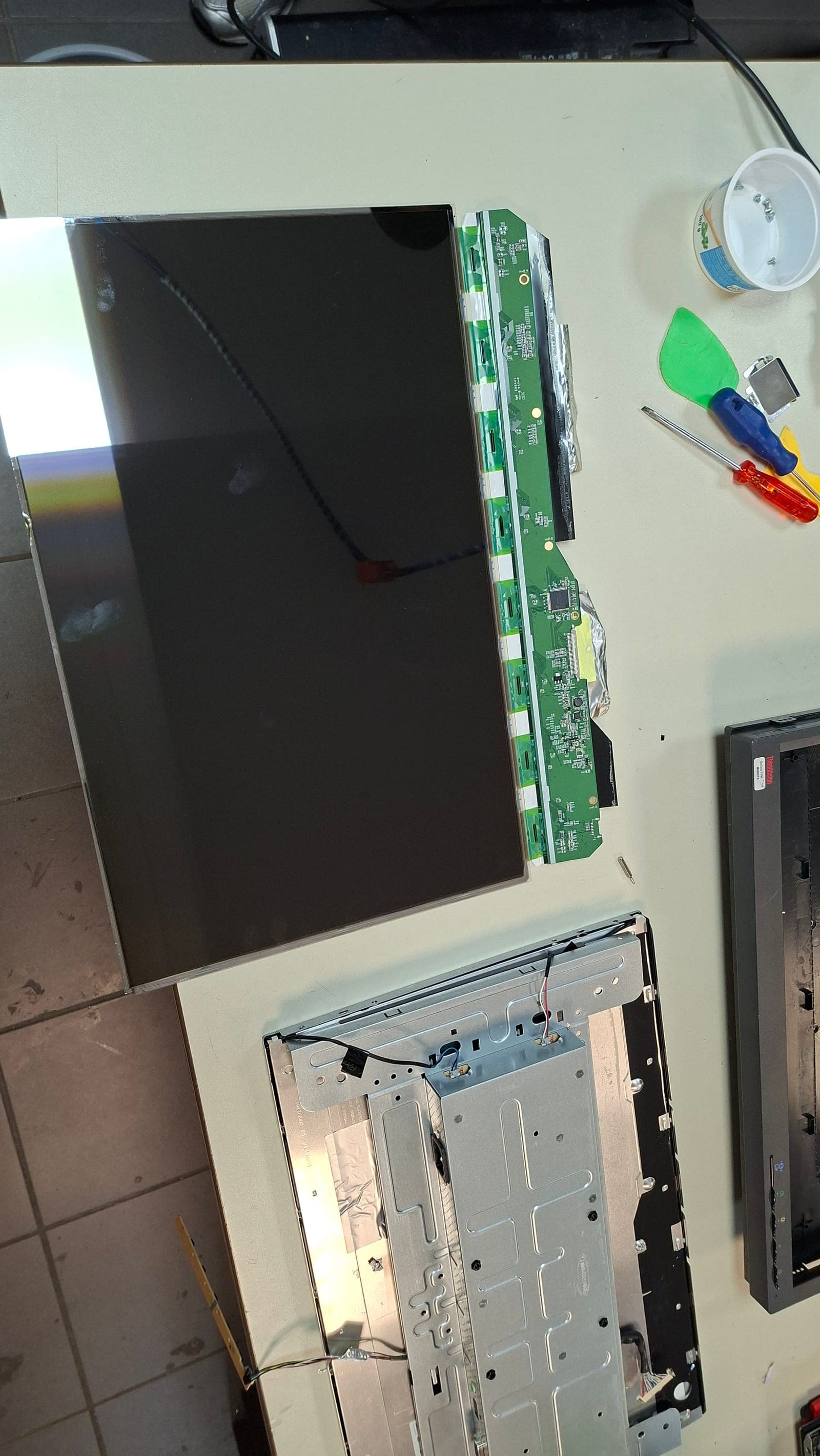 Monitor ohne LCD — nur die weisse Hintergrundbeleuchtung bleibt sichtbar